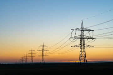 Strommasten im Sonnenuntergang