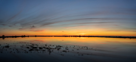 coucher de soleil panoramique sur les étangs  de Camargue