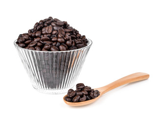 Obraz premium Coffee beans in a clear glass isolated on white background