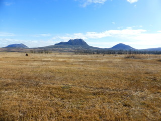 Fototapeta premium On the horizon of the mountain Iron, Snake and Razvalka