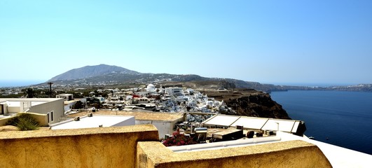 Fototapeta na wymiar The white villages and cliffs of Santorini