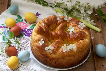 Obraz na płótnie Canvas Traditional Moldavian and Romanian Easter cake with curd filling and decoration in the form of a cross.