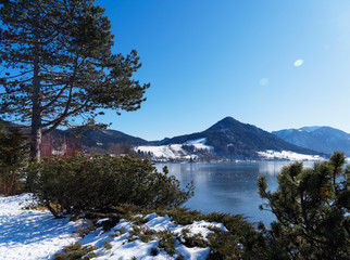 Schliersee in Oberbayern. Blick auf den zugefrorenen See von Stadtstrand