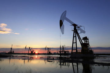 Obraz premium Oil pumping machinery and equipment at work, China