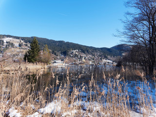 Schliersee in Oberbayern. Gefrorene Teiche und Sümpfe landschaft rund um den See und Stadt