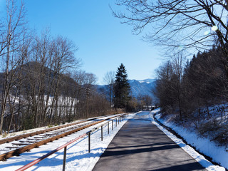 Schliersee in Oberbayern. Der Bahnstrecke zwischen Schliersee und Bayrischzell am seeweg entlang