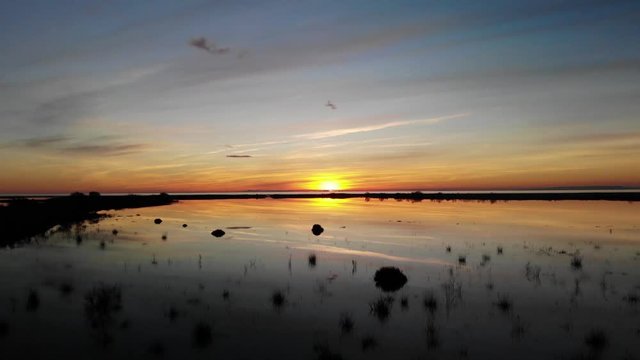 vol en rase motte sur des &eacute;tangs au coucher de soleil