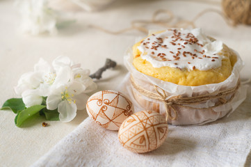 Fototapeta na wymiar Traditional easter cakes, easter eggs and flowering apple tree branches