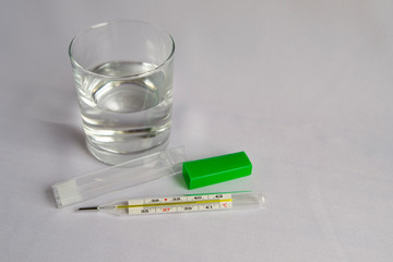 Medical thermometer with high temperature indicator