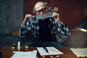 Maniac kidnapper prepares adhesive tape