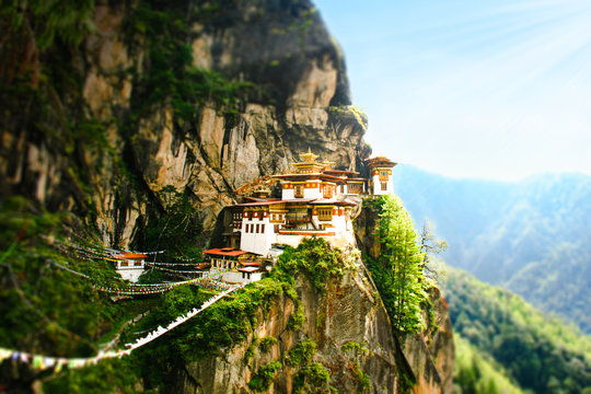 Leuchtendes Bergkloster Felsen Kloster Festung, Tigernest, K&ouml;nigreich Bhutan, Himalaya, Asien, Reiseziel buddhistisches Heiligtum steil unzug&auml;nglich nur zu Fu&szlig; Sonnenstrahlen Gebetsfahnen im Wind