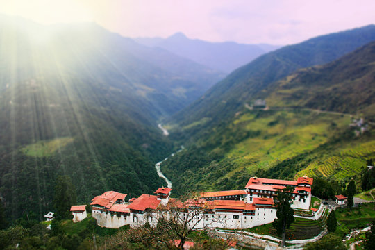 Dakar Dzong, Kloster Festung im Königreich Bhutan Himalaya Asien Blick ins Tal mit Fluß Sonnenstrahlen grün Ausblick Panorama Heiligtum Unesco Weltkulturerbe Schönheit Religion Buddhismus Weite