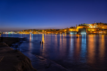 Naklejka premium Valletta Night City Skyline Sea View In Malta