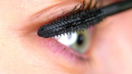 Mascara sur les cils d'une jeune femme