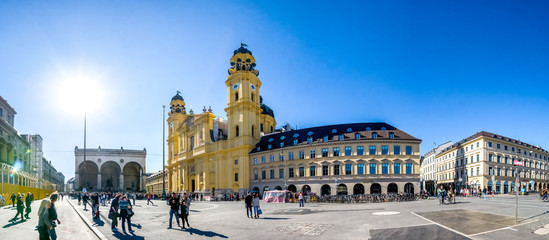Theatinerkirche und Feldherrenhalle, Odeonsplatz, München, Deutschland 