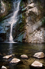 Naklejka premium A tranquil waterfall in California with stepping stones