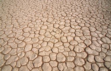 Zeichen des Klimawandels und der Erderwärmung - Ausgetrockneter Boden in  Namibia