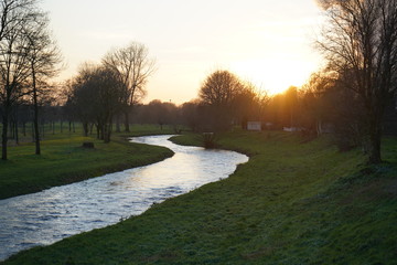 Obraz premium Inde, Indeland, Bach. Kraftwerk, Sonne, Winter, Natur, Wolken, Himmel