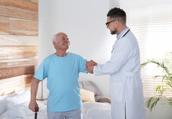 Obraz premium Doctor with senior patient in modern hospital
