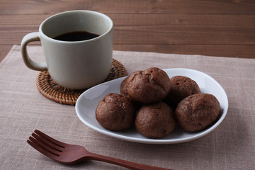 チョコレート シュークリーム ホットコーヒー お菓子 テーブル