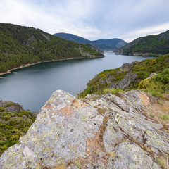Obraz premium Bella vista del embalse de Camporredondo, en la población de Alba de los Cardaños, en la provincia de Palencia. Castilla y León. España