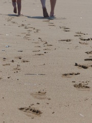 Strand / Gehen / Sand / Fußstapfen / Fußabdruck / Kind / Eltern / Erwachsener