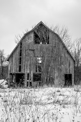 Obraz premium Weathered wood barn in winter