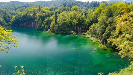 Vistas en el parque natural de Plitvice en Croacia con lagos y cascadas de agua cristalina