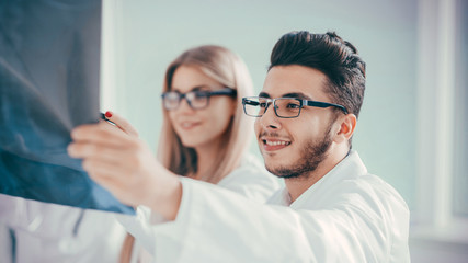 Fototapeta premium group of orthopedic doctors discuss x-ray of the patient