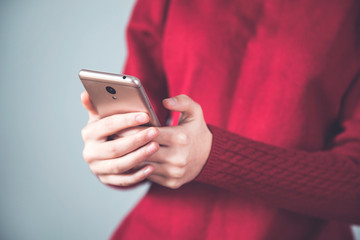 woman hand holding smart phone