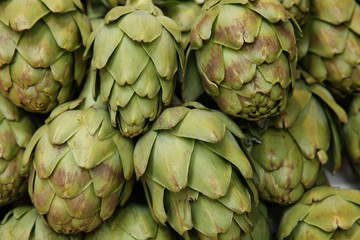Fototapeta premium fresh organic artichokes at the market. Vegetarian food background, pattern, banner. 