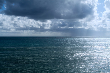 Obraz premium Glittering sea and dramatic sky