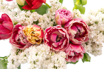 Strauß mit weißem Flieder und pinken Tulpen