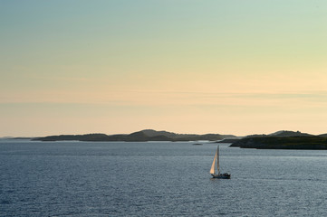 Norwegen Küste Segelboot