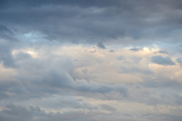 Faszinierende Wolkenstimmung am Himmel nach einem Regenschauer