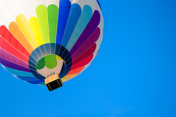 kleurrijke heteluchtballon op een mooie zomerdag