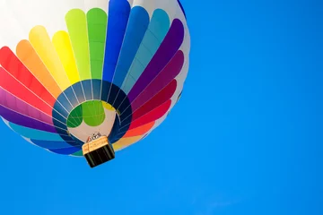 Fototapeten bunter Heißluftballon an einem schönen Sommertag © tutye