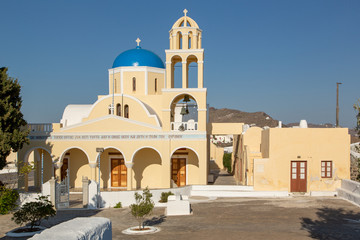Fototapeta na wymiar Kirche Ágios Geórgios in Oia auf Santorin in Griechenland