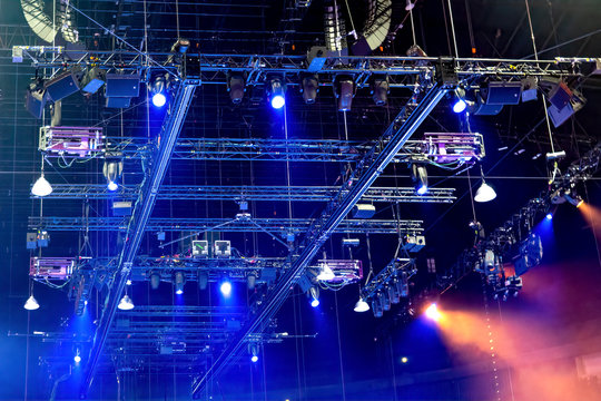 Stage construction with trusses, loudspeakers and stage lighting