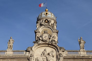 Fototapeta na wymiar Facade ouest de l'Hôtel de Ville de Lyon place des Terreaux - Ville de Lyon - Département du Rhône - France