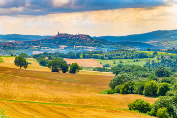 Naklejka premium Vista della piccola città di Todi, Umbria, Italia