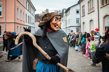 Schlosshexe aus Buchholz - Lustige Hexe mit großen Augen und langer Nase schaut ins Publikum. Bei Fastnachtumzug in Waldkirch Süd Deutschland.