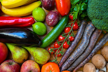Bunte Gemüseauslage deko im Gemüseladen, vegan und vegetarisch. 