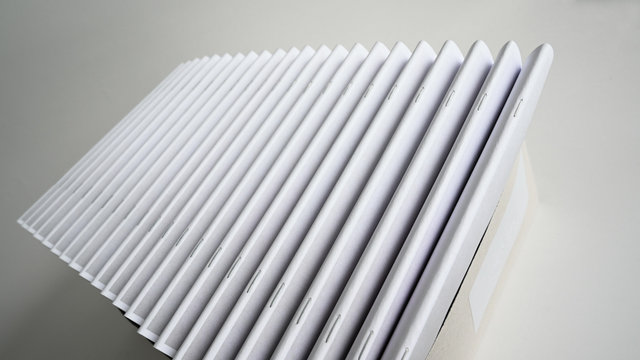 Geheftete gedruckte Brosch&uuml;ren mit Heftklammer in der Buchbinderei oder Druckerei. Druck mit Buchr&uuml;cken sortiert. Lettershop oder Buchbinder.
