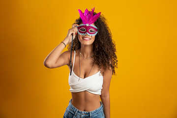 Mooie vrouw gekleed voor carnaval nacht. Glimlachende vrouw klaar om te genieten van het carnaval met een kleurrijk masker.