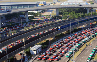 taxis queues in the hong kong international airport 