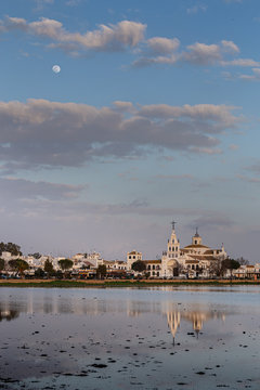Vista de la Ermita de El Roc&iacute;o con la luna de fondo