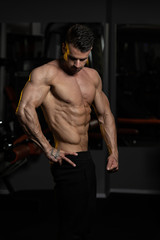 Obraz na płótnie Canvas Muscular Bodybuilder Flexing Muscles