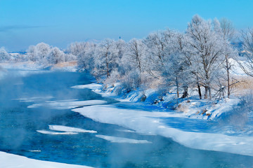 樹氷の林と河氷