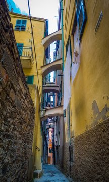 Low angle shot of an alleyway in parco nazionale delle cinque terre in fornacchi italy